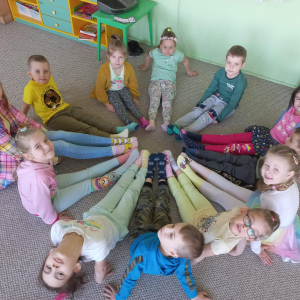 Dzieci mają na nogach kolorowe skarpetki.