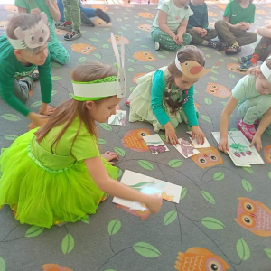 Dzieci z grupy Krasnoludki wykonują różne zadania.