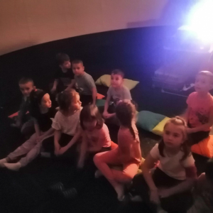 Dzieci z radością oglądają efekty wyświetlone w kopule.