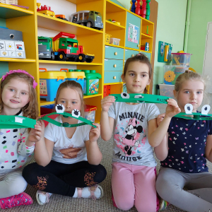 Dziewczynki pokazują zrobione żabki.