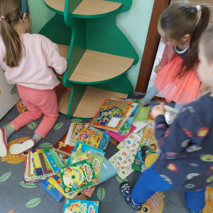Dziewczynki układają książki