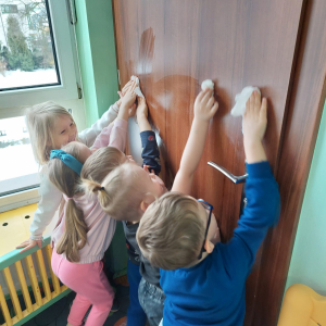 Dzieci myją drzwi