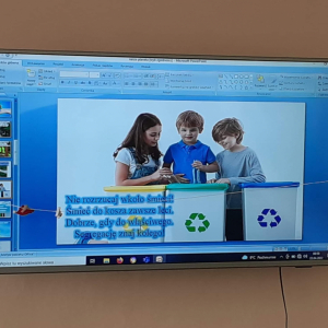 Pokaz prezentacji natemat Segregacji śmieci na tablicy multimedialnej