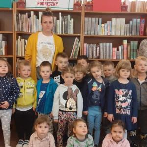 Zdjęcie grupowe pań z dziećmi w bibliotece