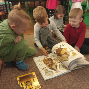 Chłopcy oglądają książkę