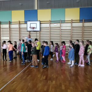 Dzieci zwiedzają salę gimnastyczną