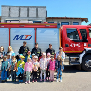 Zdjęcie grupowe grupy Jagódki ze strażakami i paniami na tle wozu strażackiego