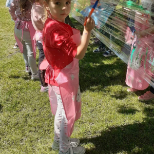 Dzieci malują pędzelkami na folii stretch