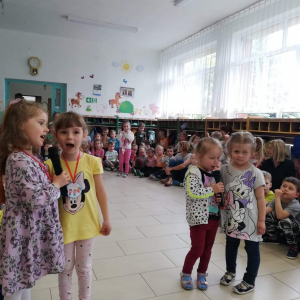 Dzieci śpiewają karaokę.