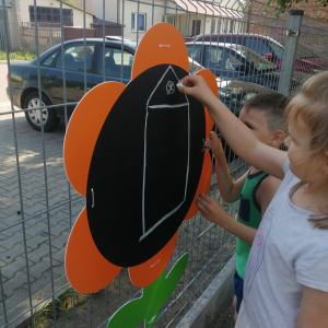 Dzieci malują na tablicy.