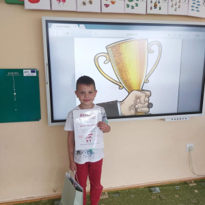 Chłopiec otrzymał dyplom z udziału w konkursie.