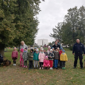Dzieci z grupy Ekoludki wraz z paniami oraz Policjantami i psami pozują do zdjęcia