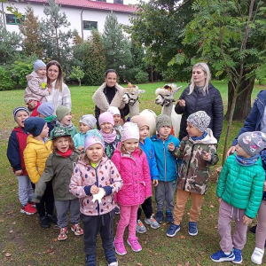 Dzieci z grupy Krasnoludki wraz z paniami, alpakami i ich opiekunkami pozują do pamiątkowego zdjęcia