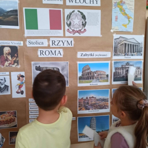 Dzieci oglądają plakat z informacjami o Włoszech