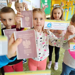 Dzieci trzymają w rękach bilety i paszporty