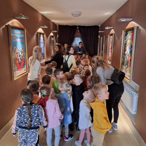 Dzieci idą korytarzem i zwiedzają teatr