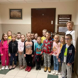 Dzieci z Panią stoją przed drzwiami gabinetu Burmistrza