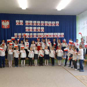Dzieci z grupy Ekoludki trzymając Flagi w ręce śpiewają utwór Orkiestry Dni Naszych "Mały patriota"