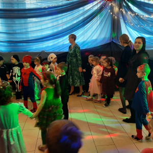 Dzieci wraz z Paniami tańczą