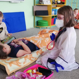 Dzieci inscenizują scenkę "Jak lekarz zajmuje się chorym"