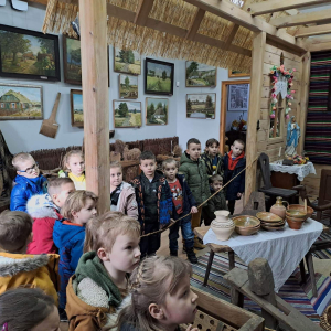 Dzieci oglądają eksponaty w muzeum
