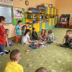 Dzieci układają kolorowe skarpetki