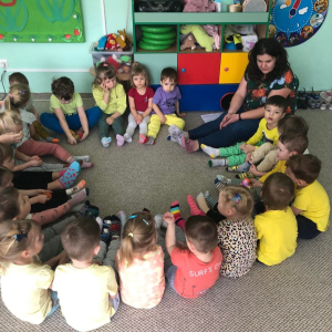 Dzieci prezentują swoje kolorowe skarpetki