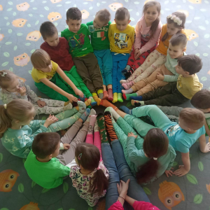 Dzieci prezentują swoje kolorowe skarpetki