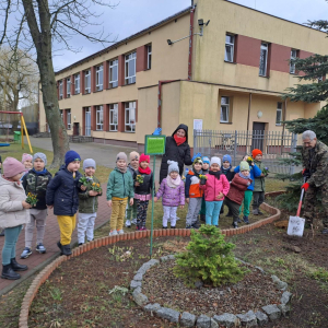 Dzieci sadzą bratki