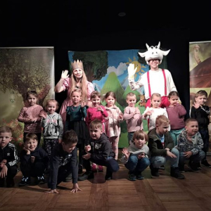 Dzieci na scenie z aktorami spektaklu