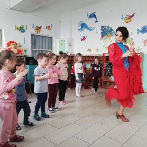 Dzieci uczą się podstawowych kroków flamenco