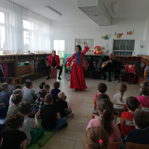 Dzieci oglądają występ zespołu Flamenco