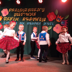Dzieci prezentują taniec ludowy "Krakowiak"