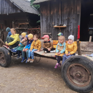 Dzieci siedzą na wozie