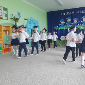 Dzieci w parach tańczą poloneza