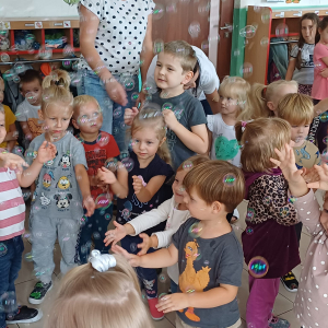 Dzieci tańczą i zbijają bańki mydlane