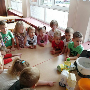 Dzieci rozpoczynają pieczenie ciasta