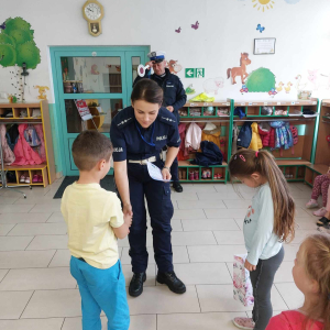 Dzieci wręczają podziękowanie policjantom