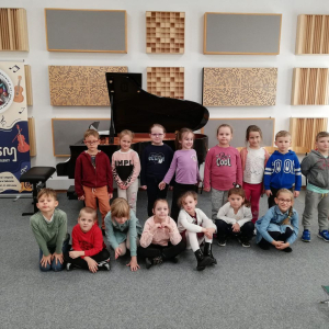 Zdjęcie grupowe dzieci na tle fortepianu