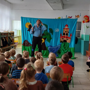 Pan Szewczyk Dratewka stoi przed dziećmi