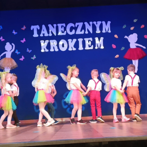Dzieci tańczą na scenie