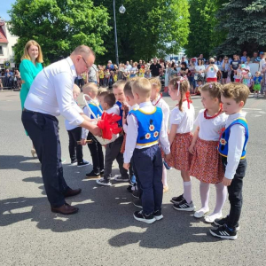 Pan Burmistrz częstuje dzieci cukierkami