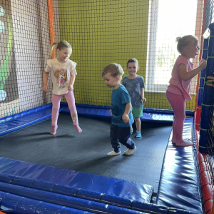 Dzieci skaczą na trampolinach