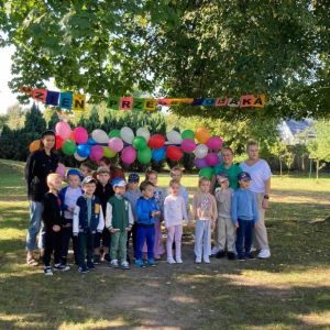 zdjęcie grupowe na tle dekoracji z okazji Dnia Przedszkolaka