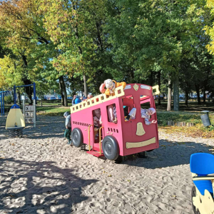 Dzieci bawią się na placu zabaw w parku.