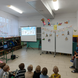 Dzieci oglądają teatrzyk kukiełkowy