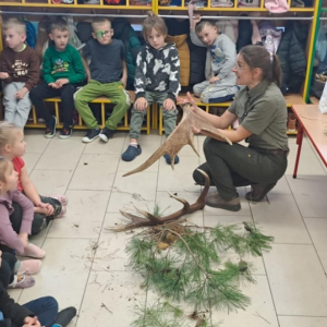 Kobieta pokazuje dzieciom poroże