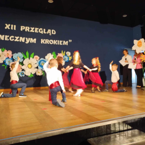 Dzieci tańczą na scenie