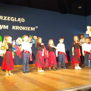 Dzieci tańczą na scenie