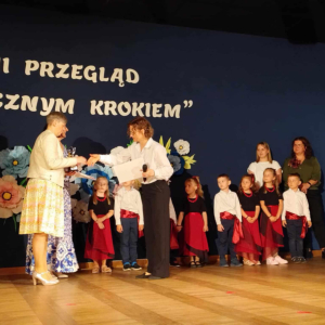 Pani wręcza opiekunom dyplom